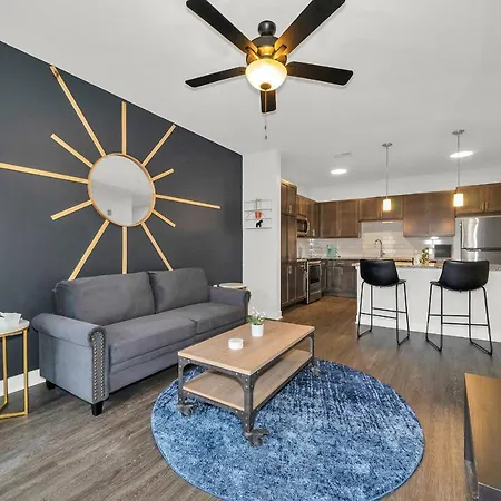 Contemporary 1 Bdrm Apt With Pool Parking Gym